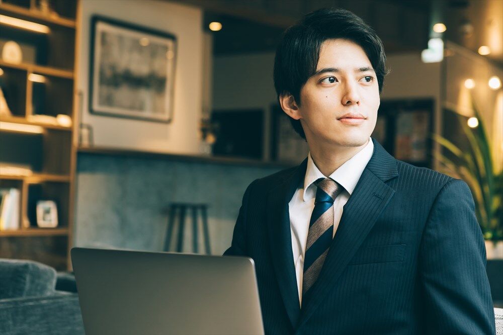 スーツ男性