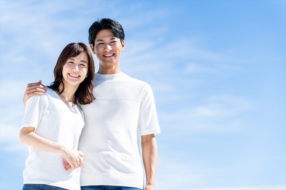 笑顔の男女